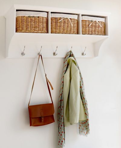 White hanging shelf with 3 natural baskets